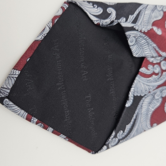 Metropolitan Museum of Art red and black paisley tie - Picture 2 of 5